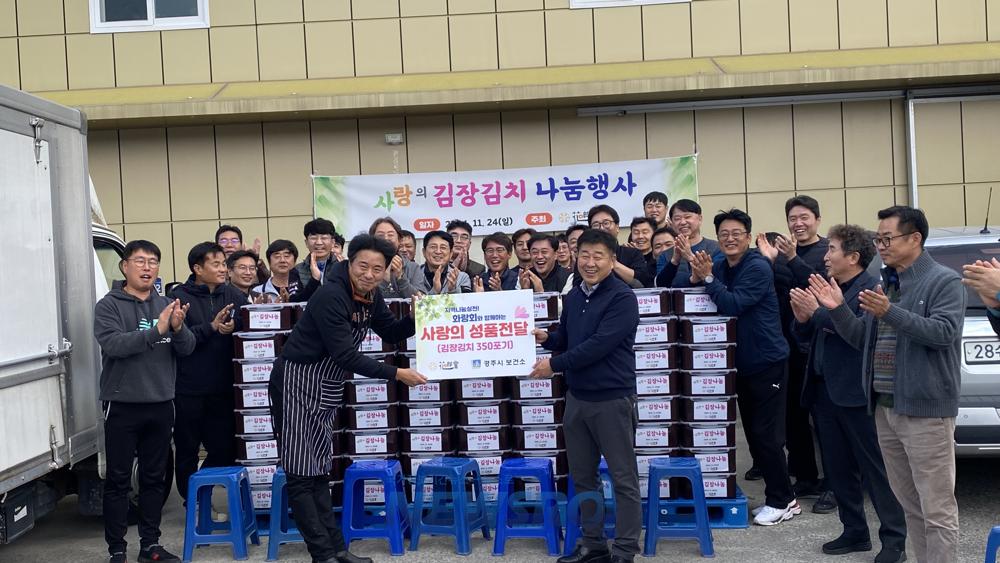 경주 고등학교 졸업생 모임, 지역 소외계층에 김장김치 350포기 기탁