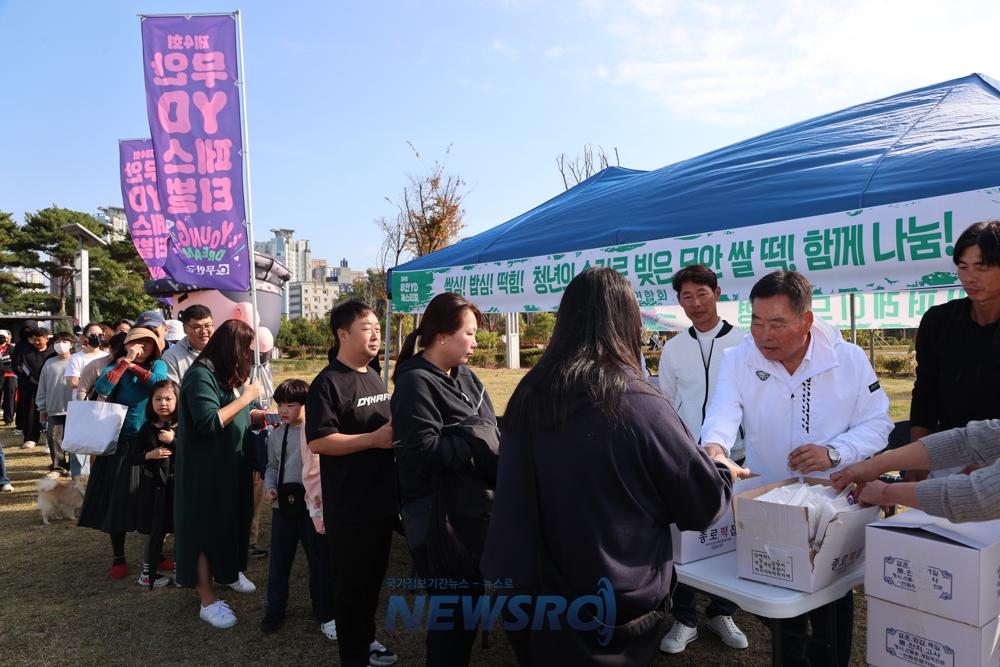 무안 YD 페스티벌, 거리 퍼레이드와 떡 나눔으로 축제 열기 더해
