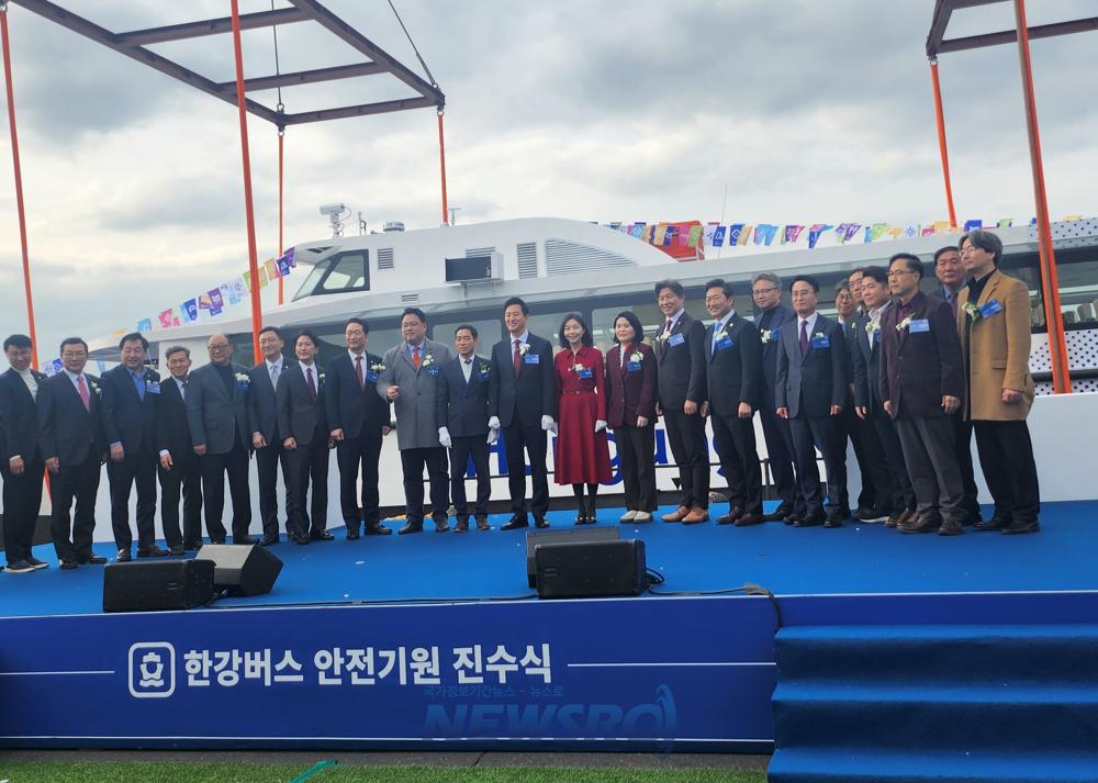 사천산 한강버스, 서울 한강에 진수