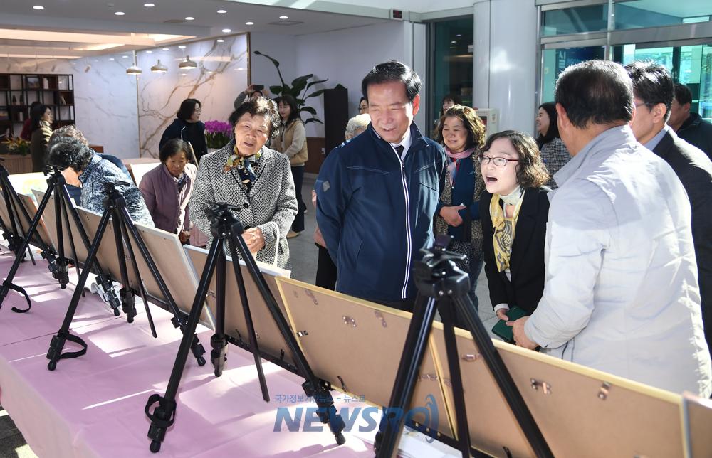 동화책에 빠진 경로당 작품 전시회 개최