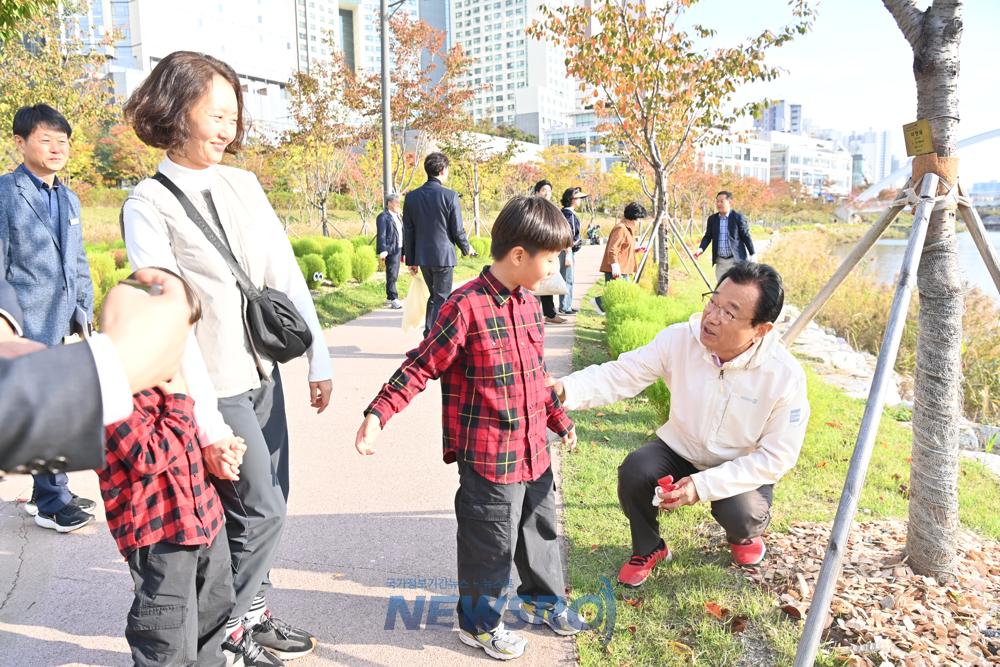 하남시, 미사호수공원 벚꽃길서 '내 나무 비료 주기' 행사