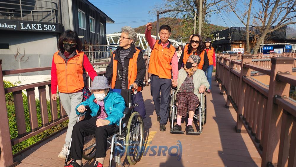 의왕시 내손2동 지역사회보장협의체, 어르신과 행복한 동행 '가을 나들이' 운영
