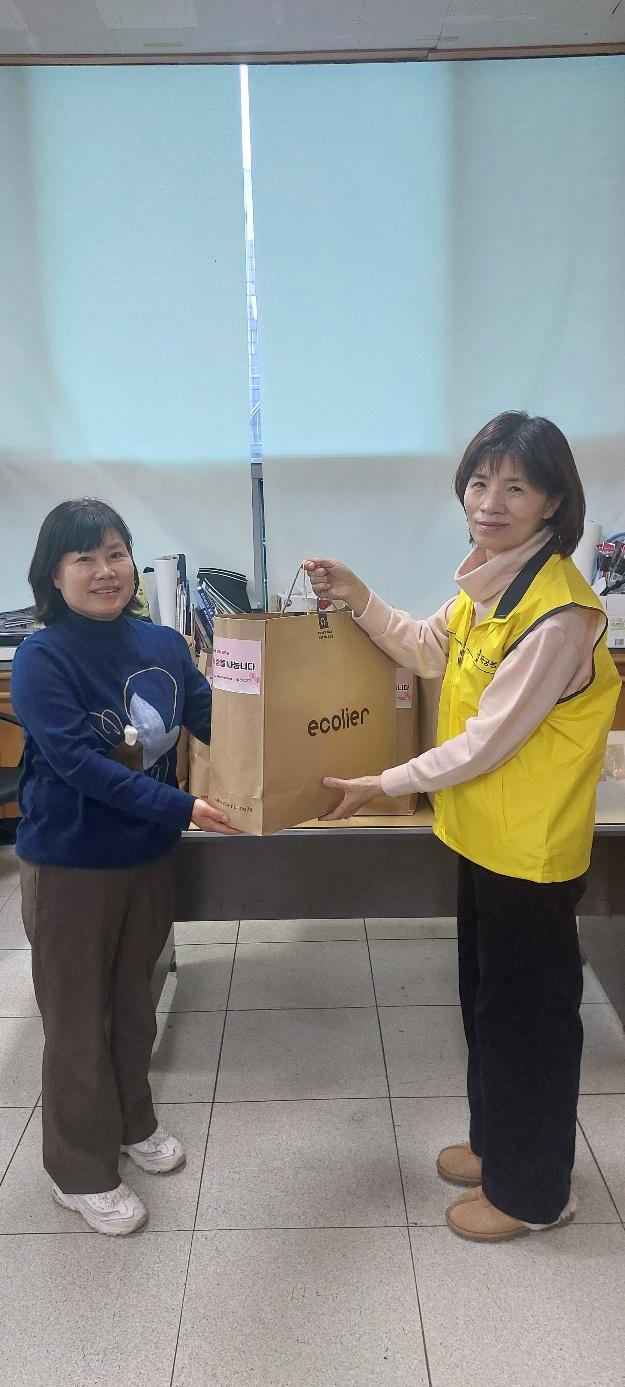 군포시, 저소득 아동에 겨울패딩 전달하고 김장김치 나눔