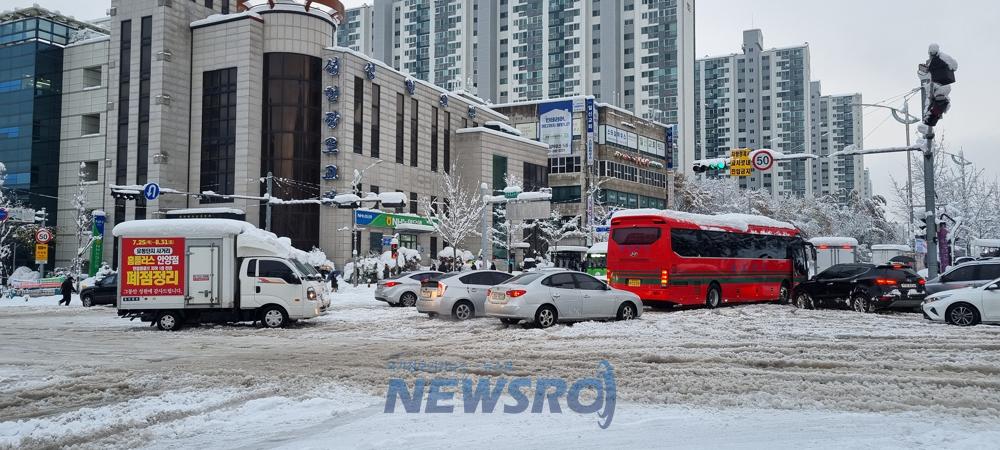 군포시, 역대 최대 적설 41.3cm 기록...전직원 총력 제설작업 중
