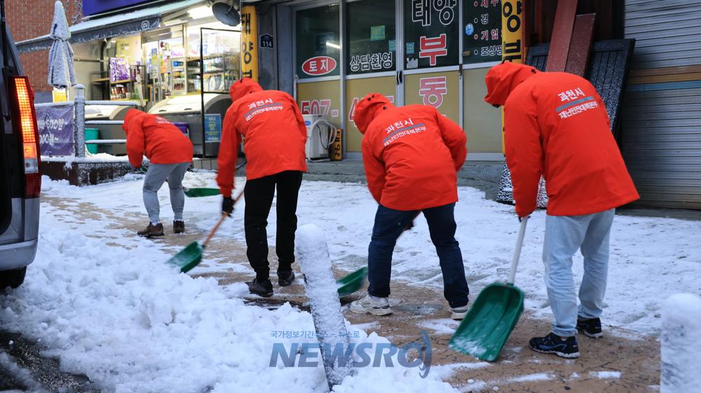 과천시, 폭설 대응에 총력…비닐하우스 이재민 17명에 긴급 구호 조치