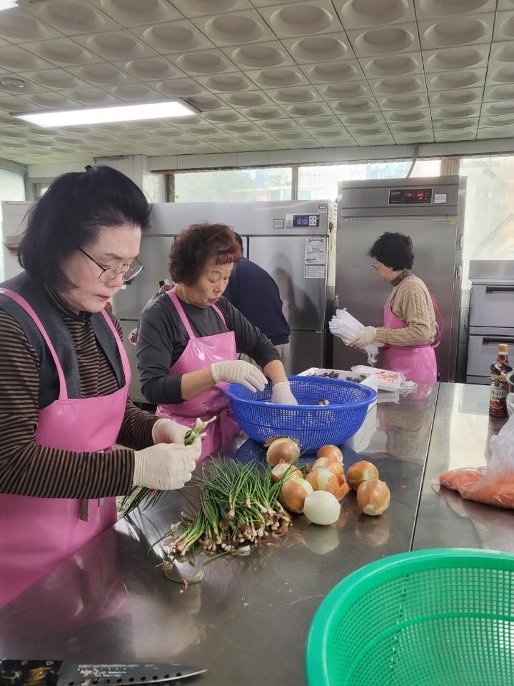 청학동 통장자율회, 세화복지관과 반찬 나눔 행사