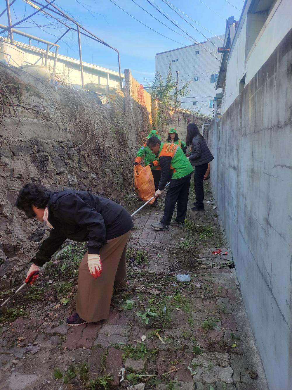 산격2동 지역자율방재단, 골목길 환경정화 활동 실시