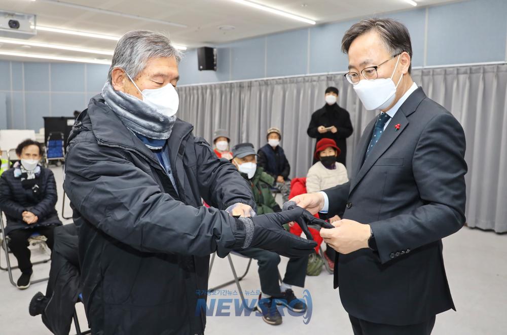 금천구, 재활용품 수집인 108명에 방한물품 지원