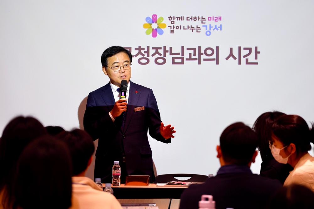 진교훈 강서구청장, 신규 공무원에 공직생활 비결 전수