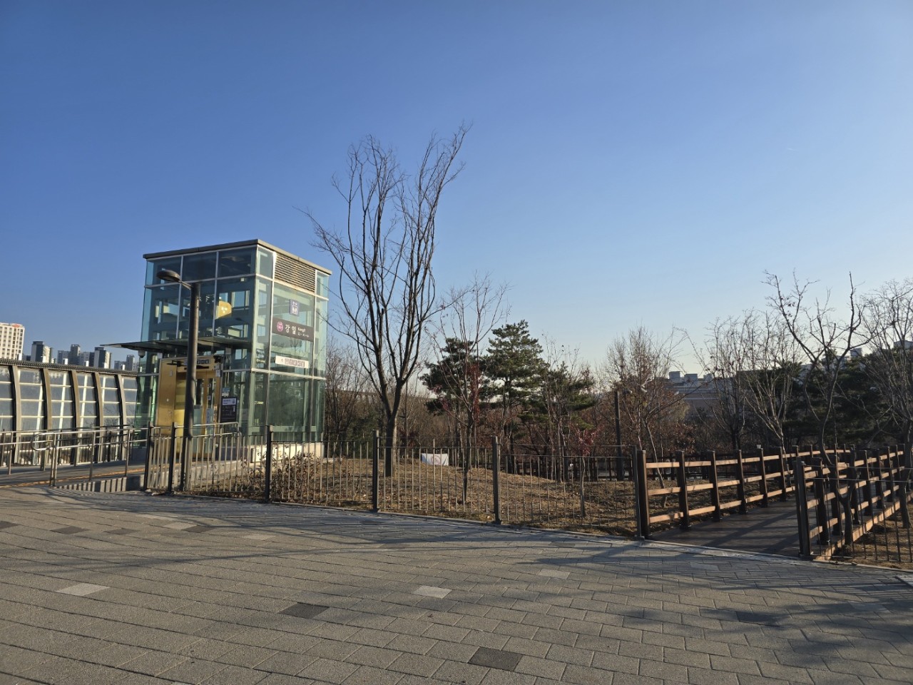 “계단 없이 편안하게 공원 즐기세요” 강동구, 상일동 능골근린공원에 무장애 데크길 조성