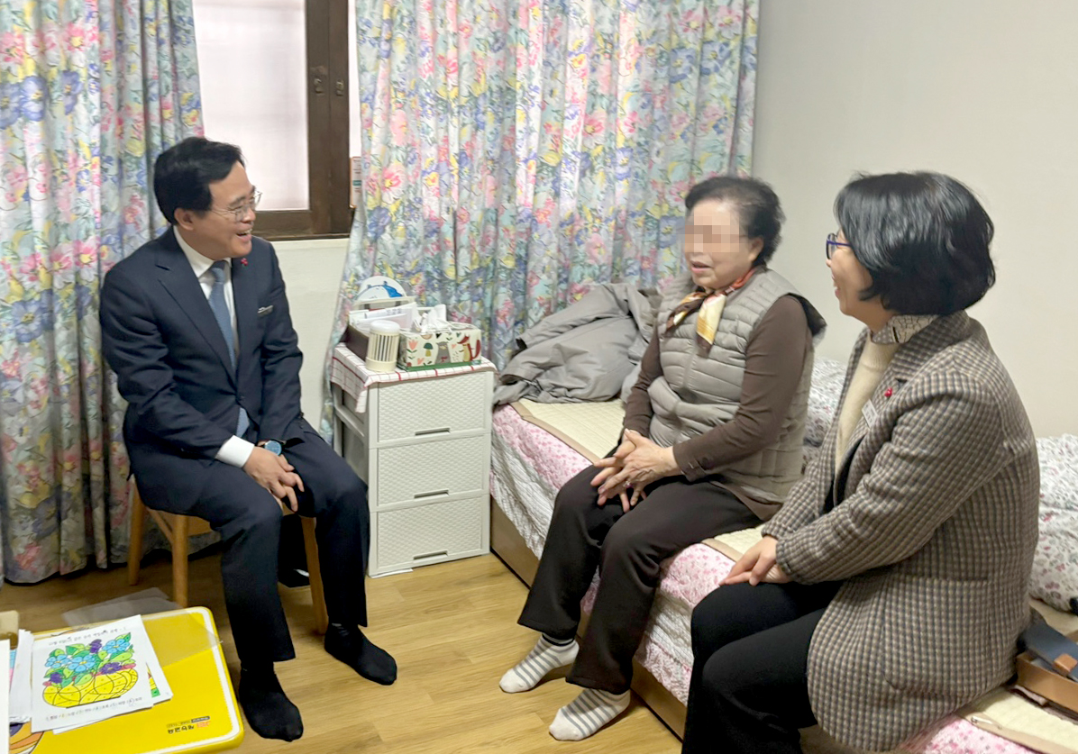 진교훈 강서구청장, 독거노인 가정 방문… "따뜻한 겨울나기 지원"