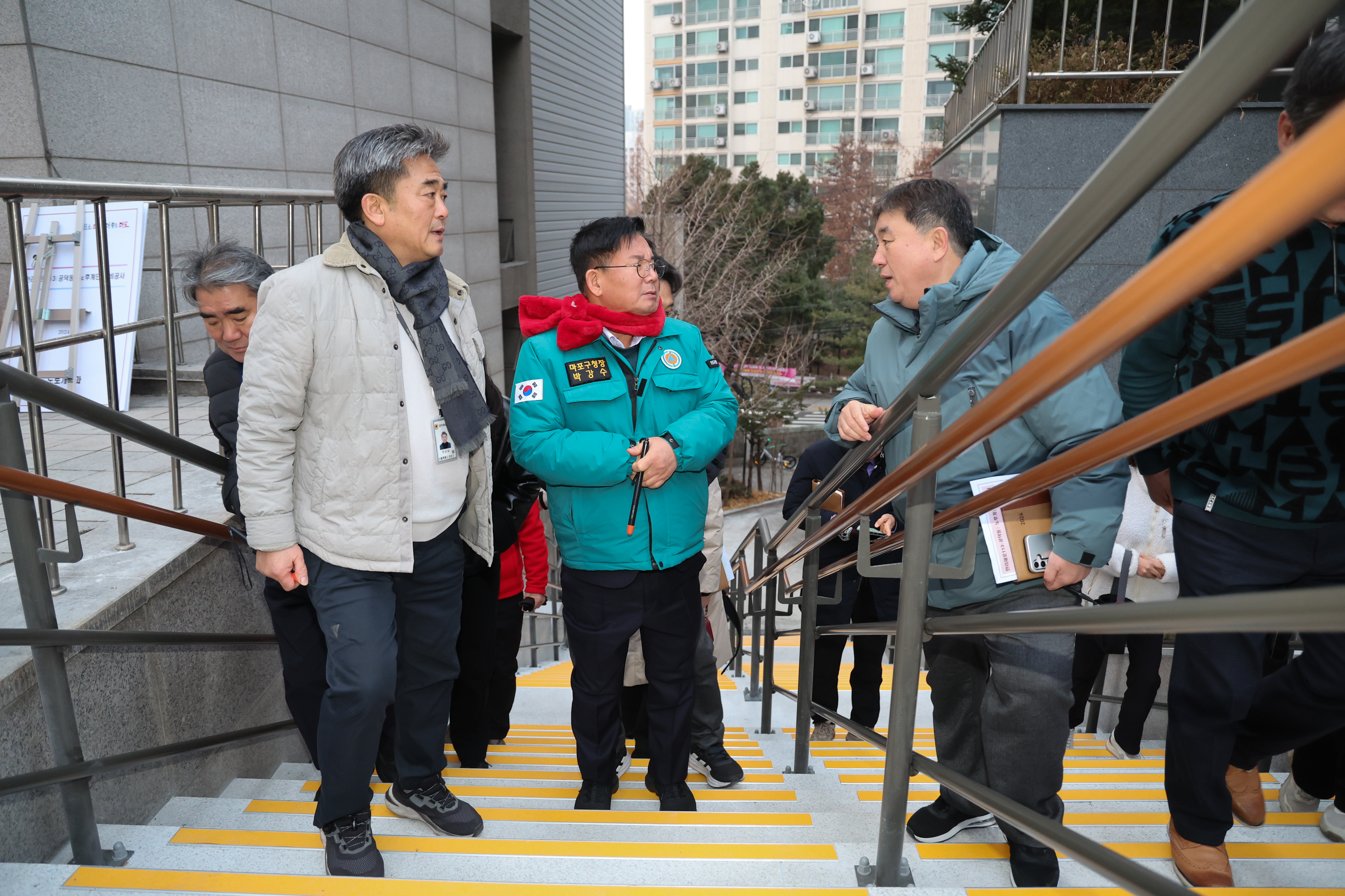 박강수 마포구청장, 노후계단 정비현장 점검…안전 보행 강화