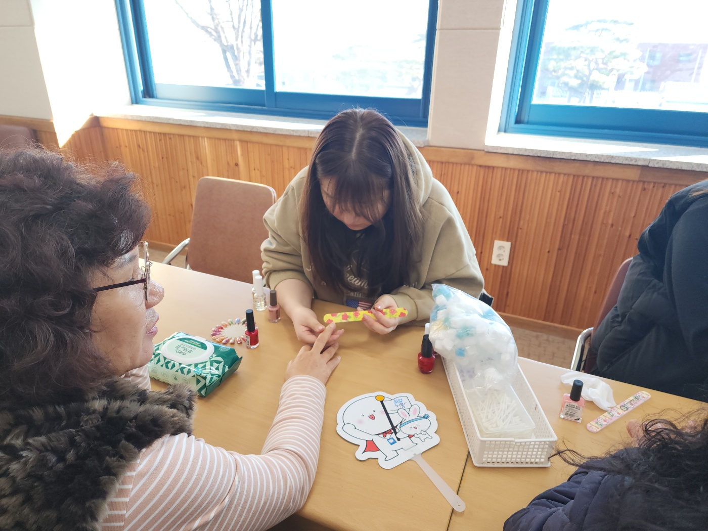 경북미용고, 어모면 주민 대상 네일아트 및 손 마사지 봉사활동 진행
