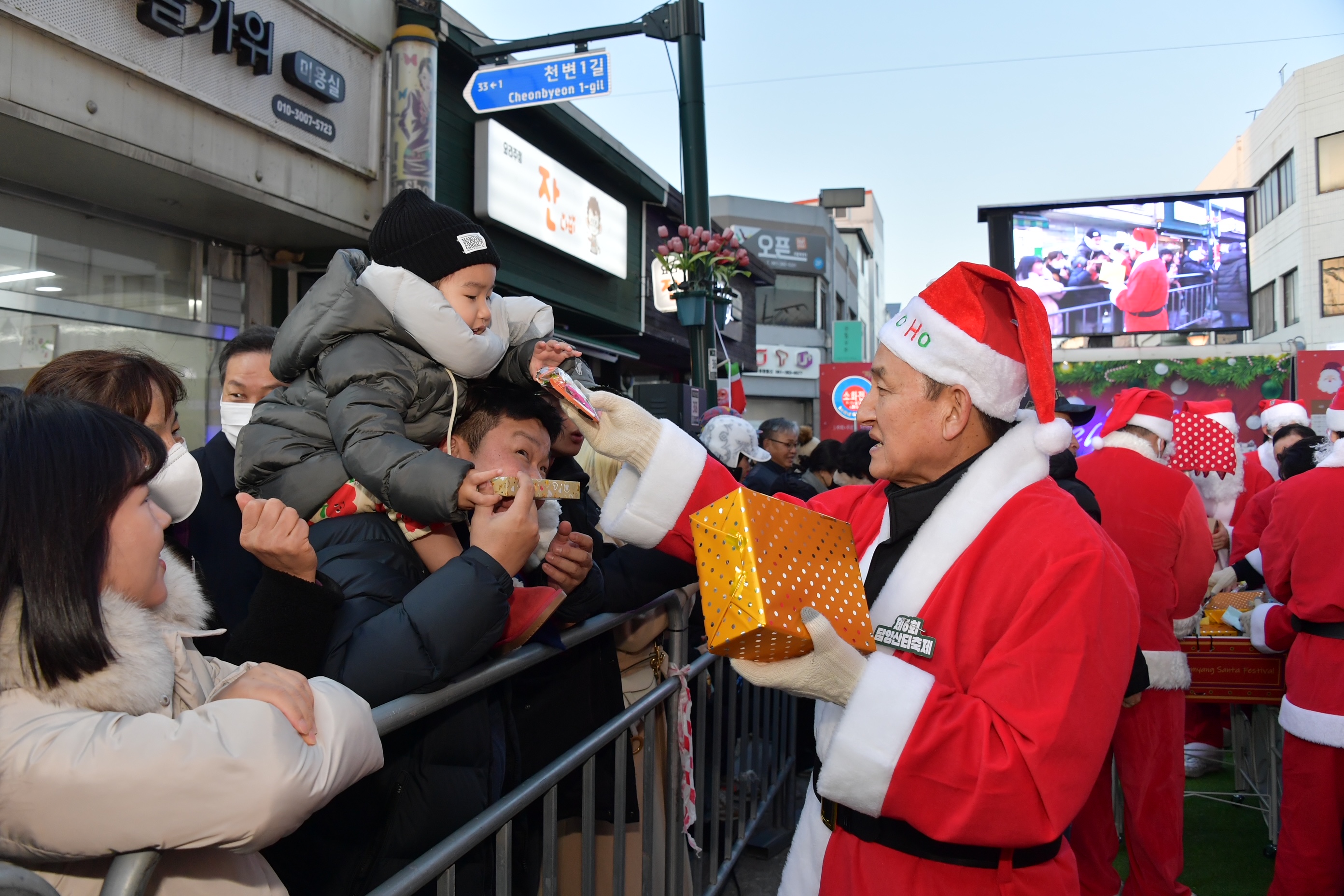 “동화같은 겨울 밤” 담양 산타축제, 화려한 거리 퍼레이드와 함께 개막