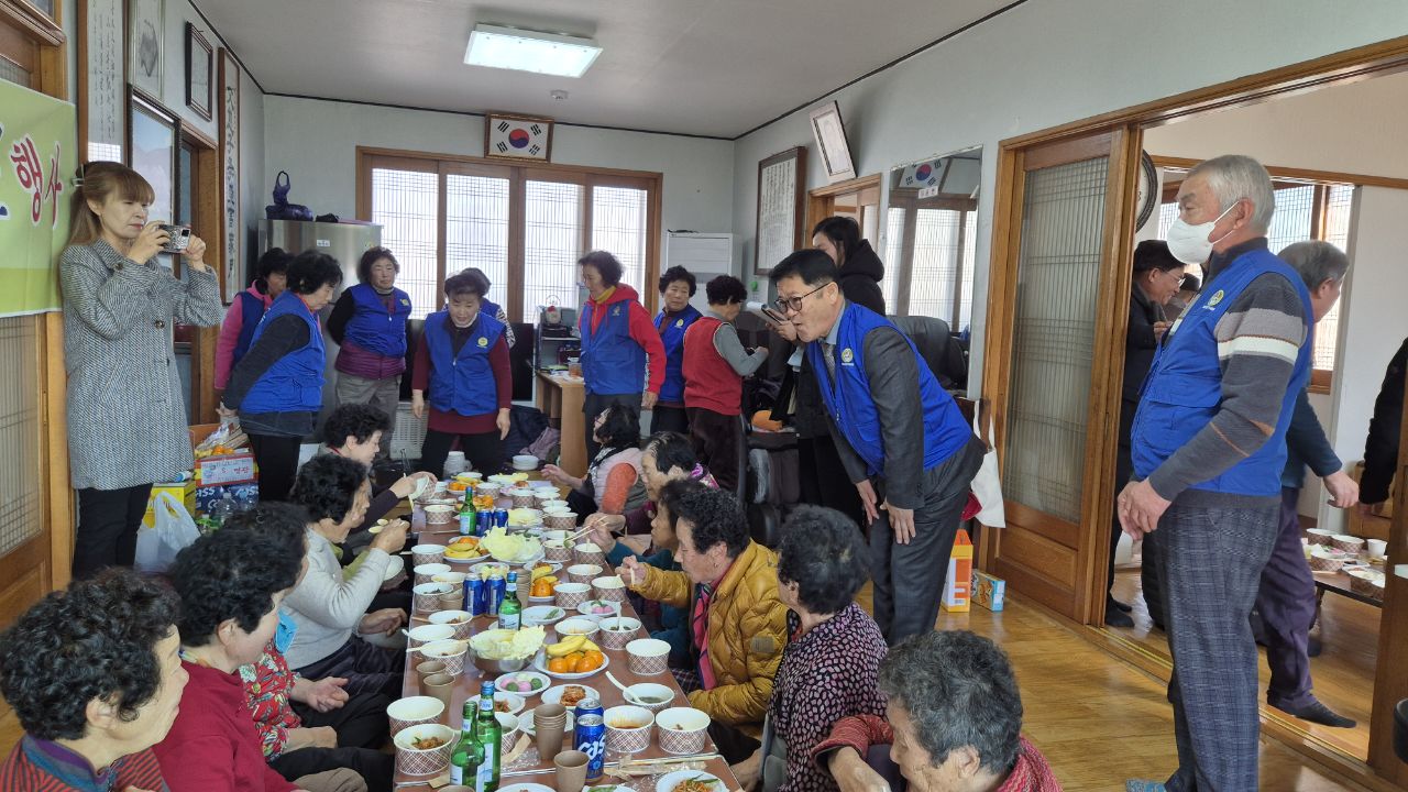 고성군 바르게살기운동 회화면위원회, 경로위안잔치 개최 
-회화면 월계마을 어르신들께 따뜻한 점심 대접