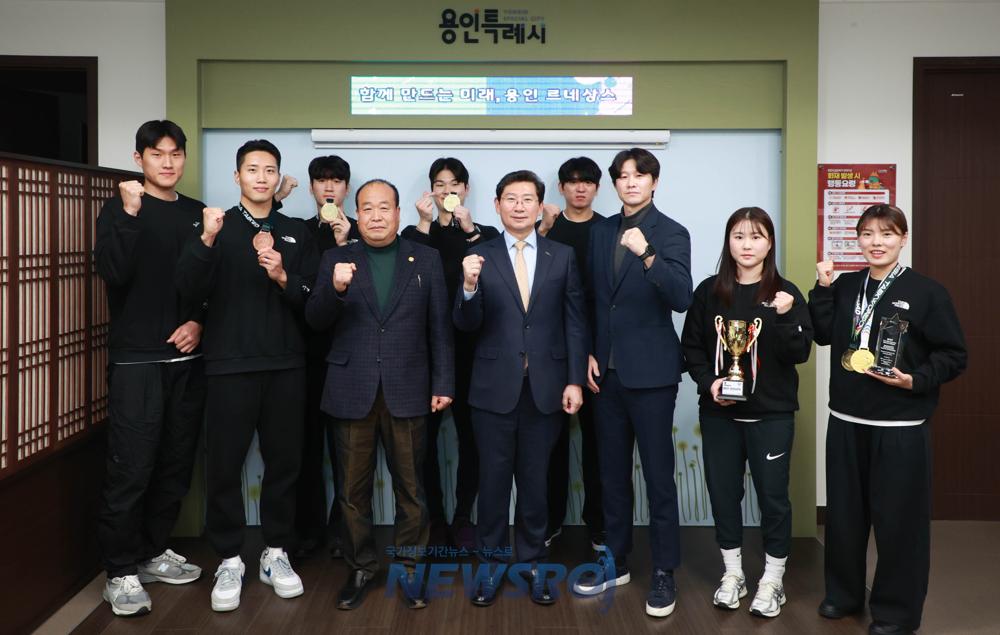 용인특례시, 직장운동경기부 태권도팀 우승 트로피 봉납식