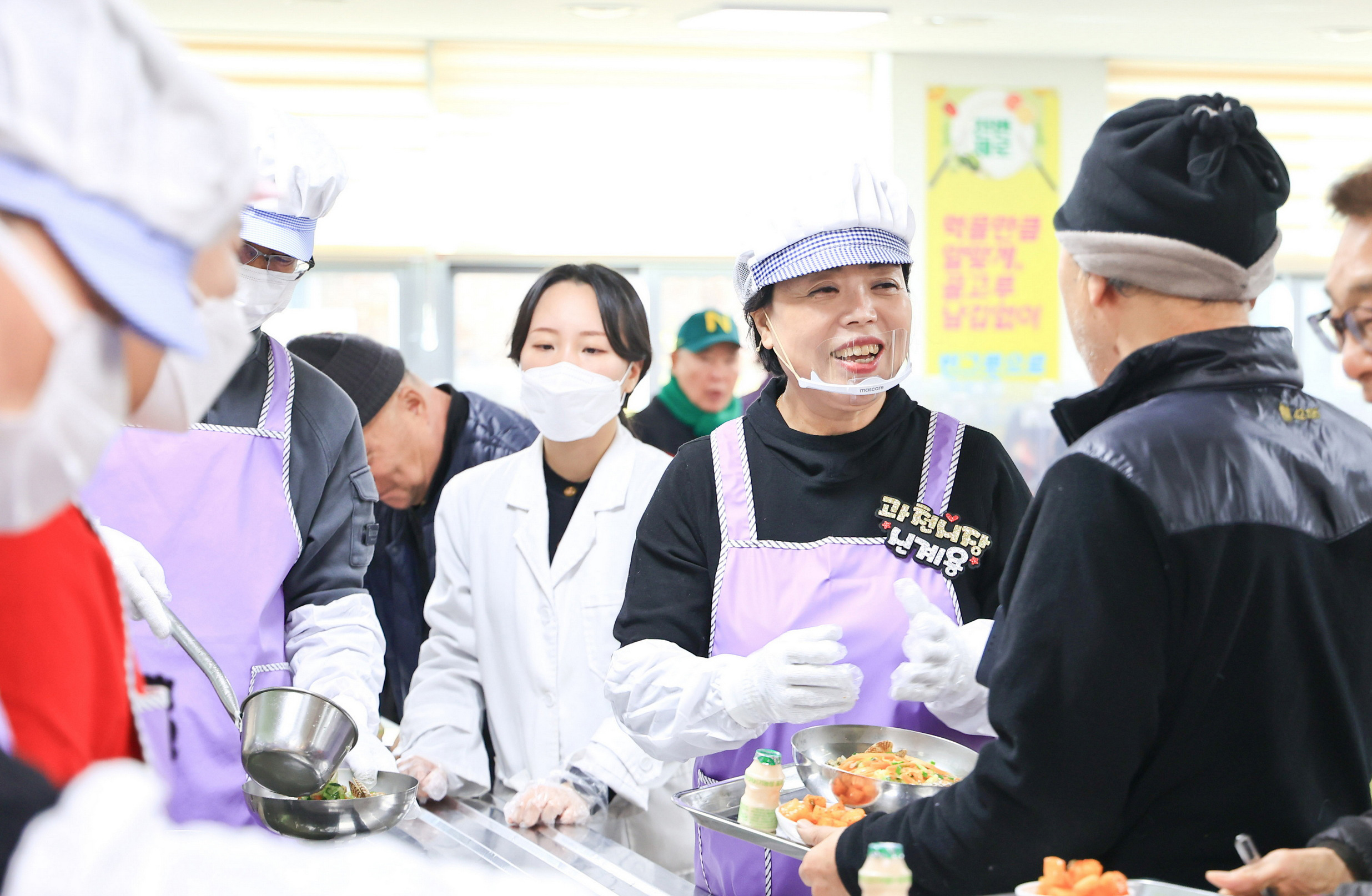 신계용 과천시장, 노인복지관서 배식봉사하며 어르신들과 함께 따뜻한 연말 맞이