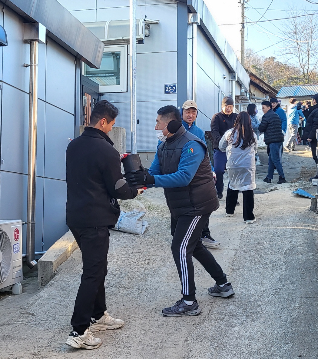 신현동, 사랑의 연탄 나눔 봉사로 온기 전달