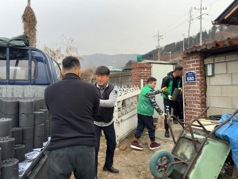 불현동 새마을지도자회, 주거 취약계층 2가구에 연탄 470장 전달