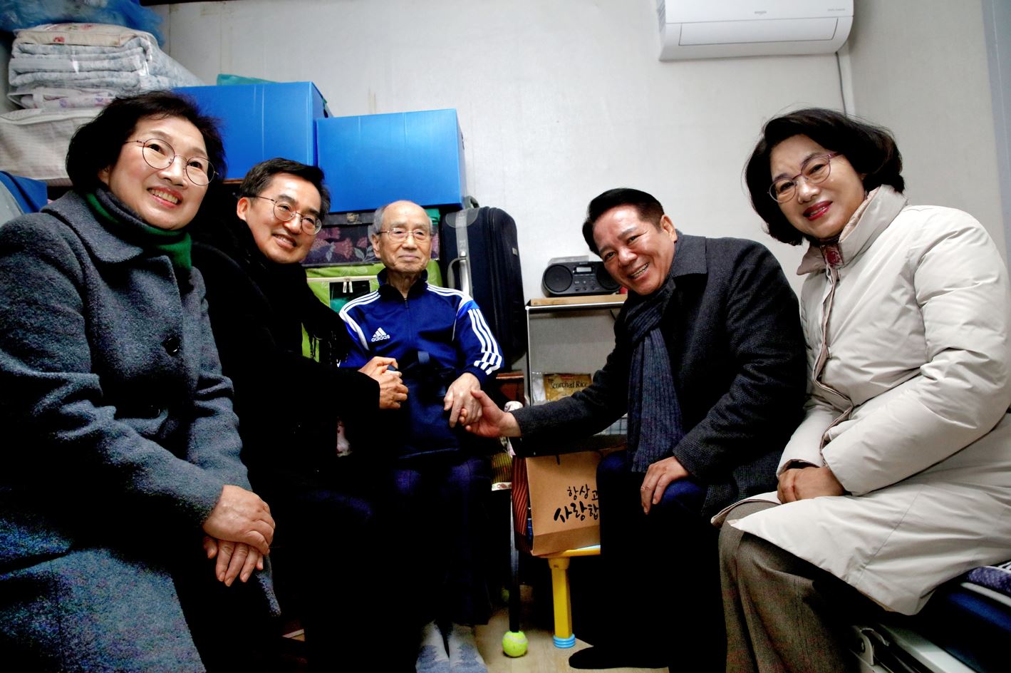 최대호 안양시장, 성탄절 앞두고 ‘따뜻한 도시락 배달’…재가노인 가정 방문