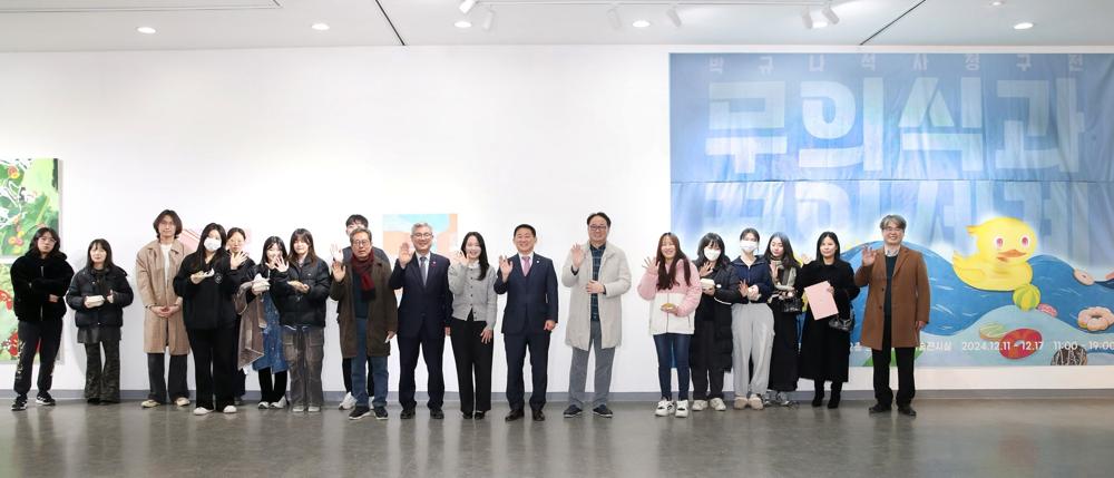서철모 서구청장, 청춘컬렉션 박규나 작가 첫 개인전 개최 축하