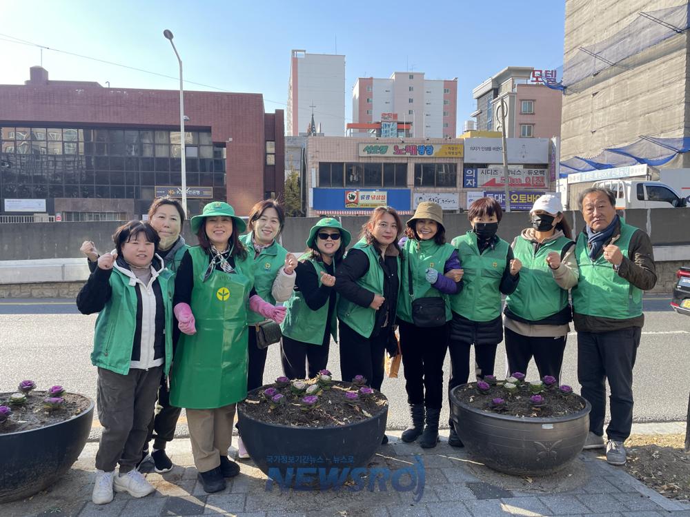 복현2동 새마을협의회·부녀회, 겨울꽃 식재 및 동북육교 대청소