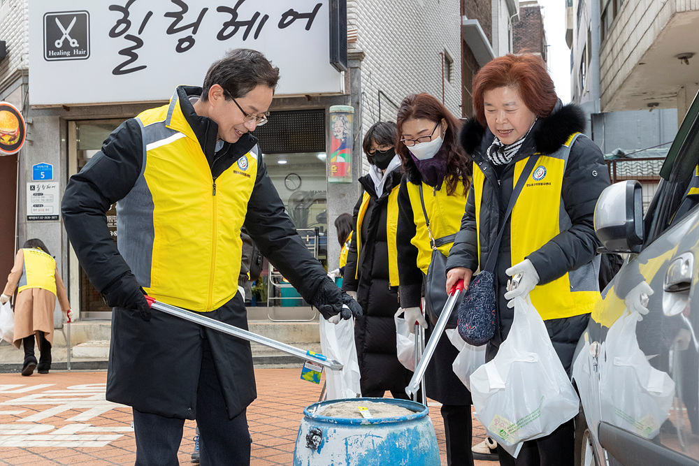 연탄은 사랑을 싣고…영등포구, 쪽방촌에 사랑의 연탄 배달