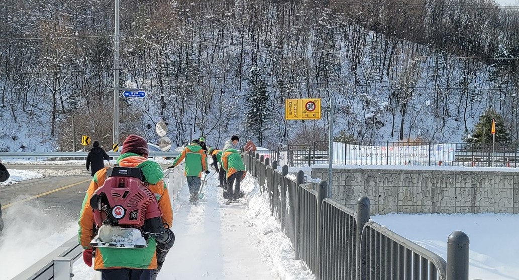 생극면 지역자율방재단, 설 연휴에도 제설작업 실시