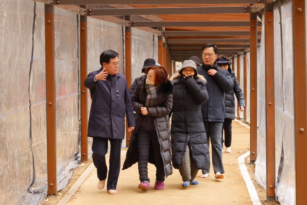 진교훈 강서구청장, 황톳길 조성 현장 방문…주민 불편사항 점검