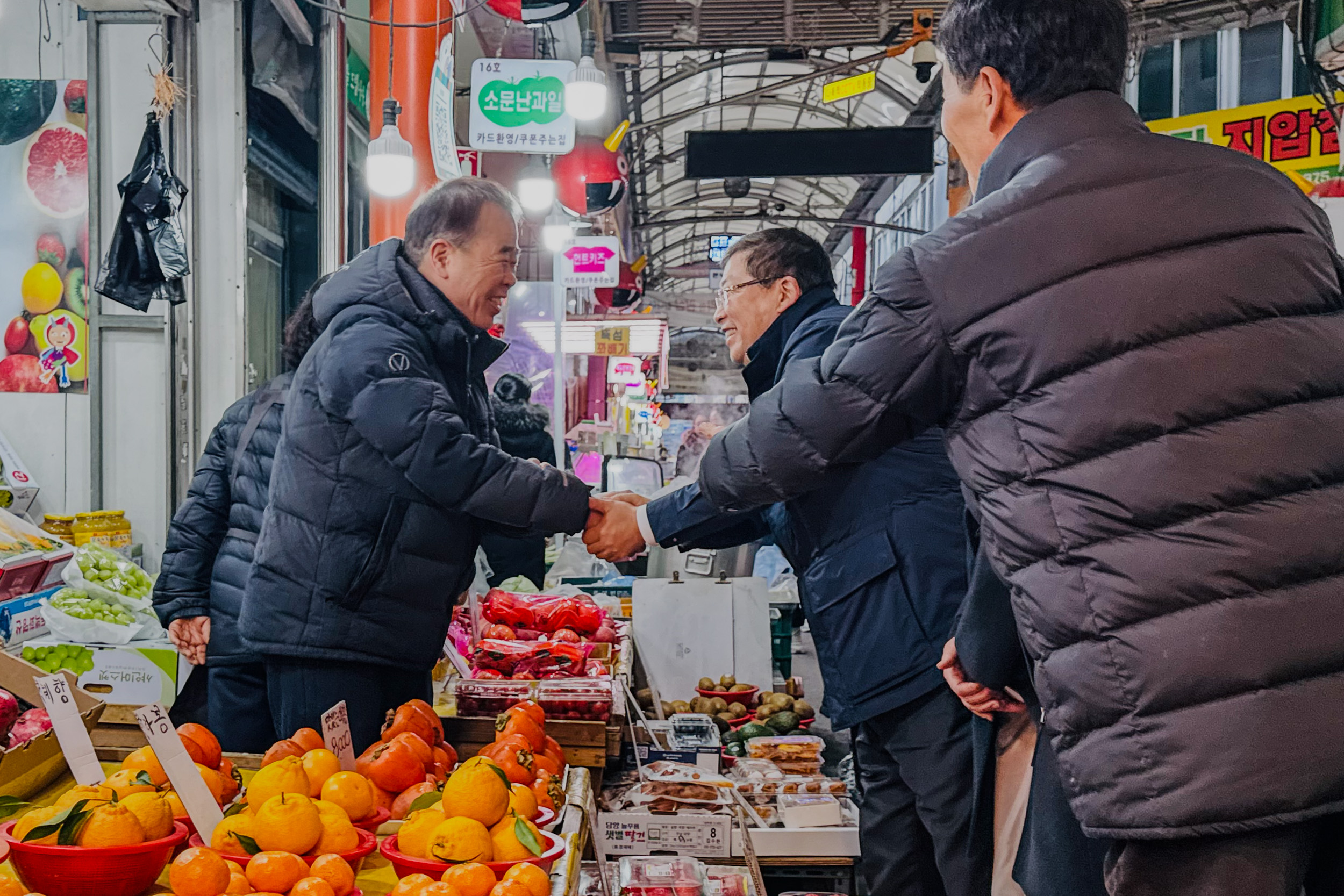 김경호 광진구청장, 전통시장에서 설맞이 장보기 나서