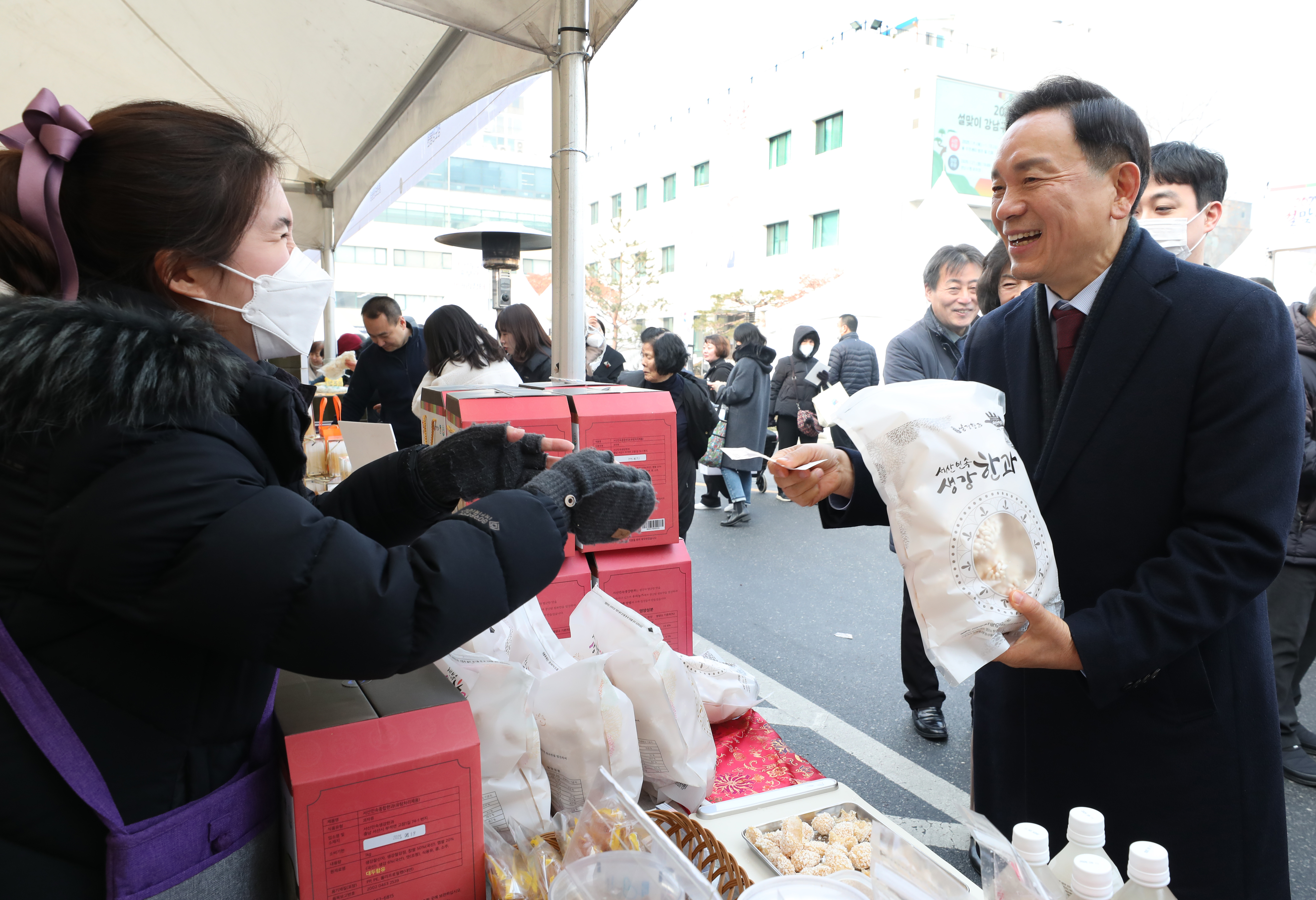 강남구, 설맞이 직거래장터 성료… 80여 농가 참여, 지역 특산물 할인 판매