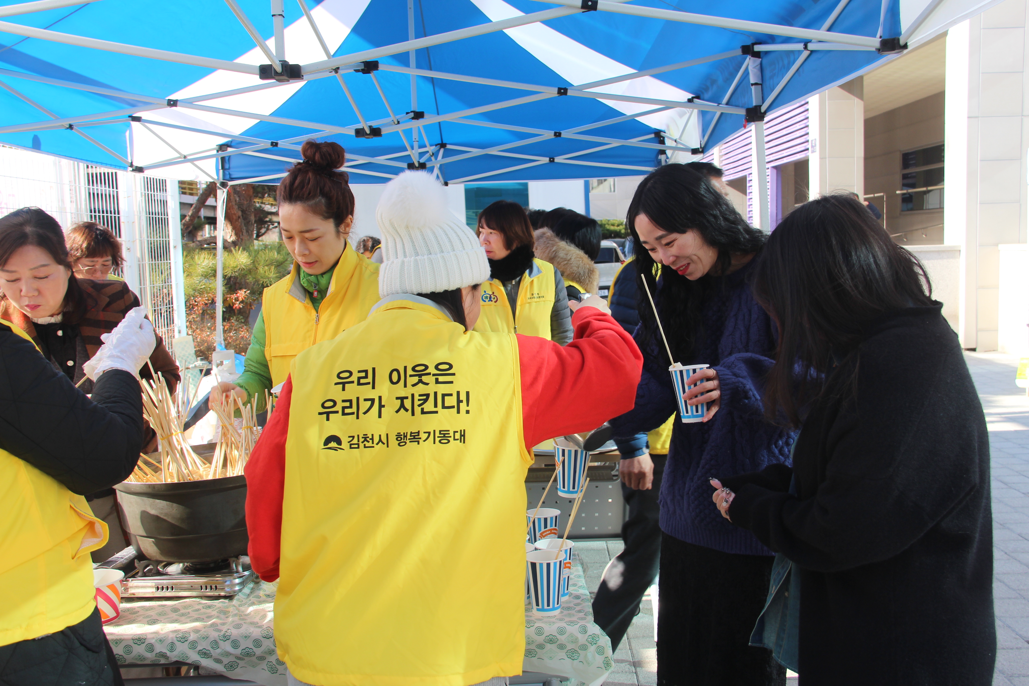 떡국 드시고 따뜻한 새해 맞이하세요 - 대신동지역사회보장협의체, 새해 주민과 첫 온정 나누다!