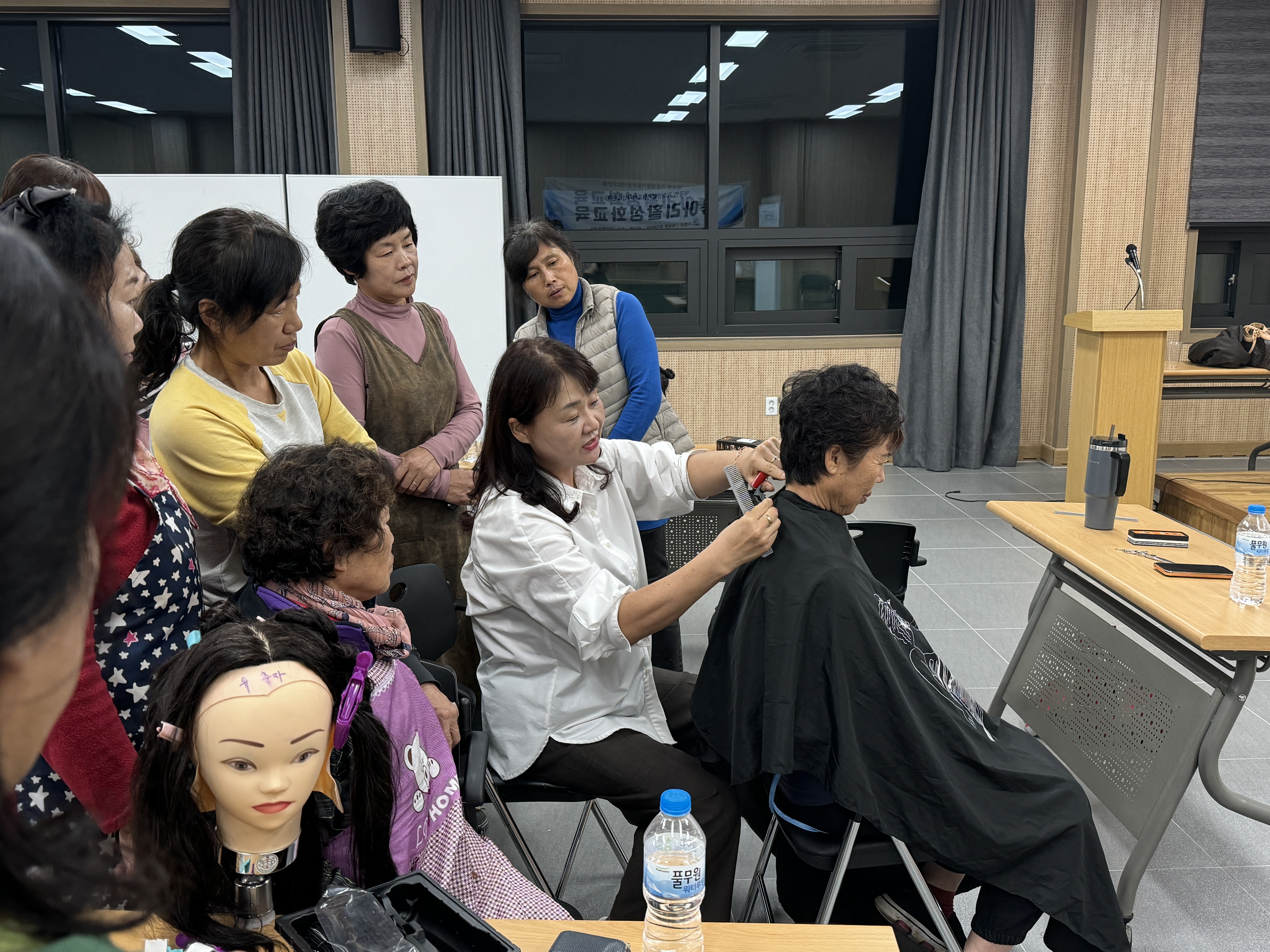 덕곡면 미용동아리 교육성과 발휘 - 거동 불편한 어르신들을 위해 미용 봉사 실시