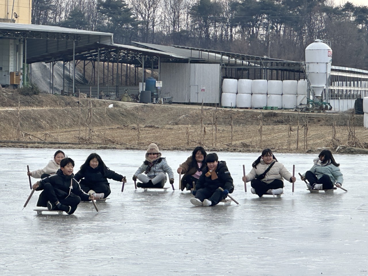 슬기로운 겨울꿈터생활「손이 꽁꽁꽁 우마이 얼음썰매」- 문경시청소년방과후아카데미 특별주중체험활동 프로그램 운영