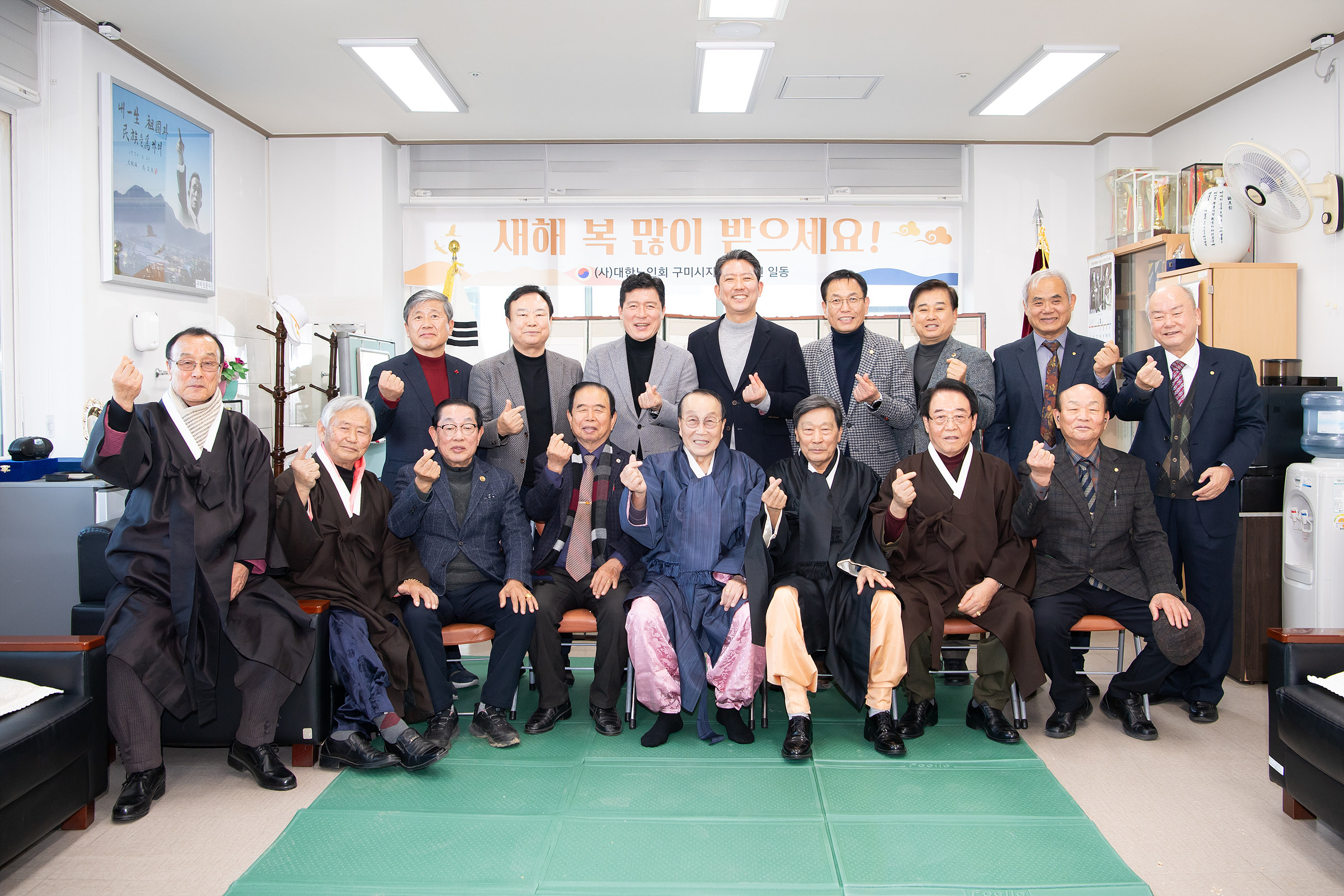 어르신들, 구미시가 새해에도 건강과 행복을 응원합니다