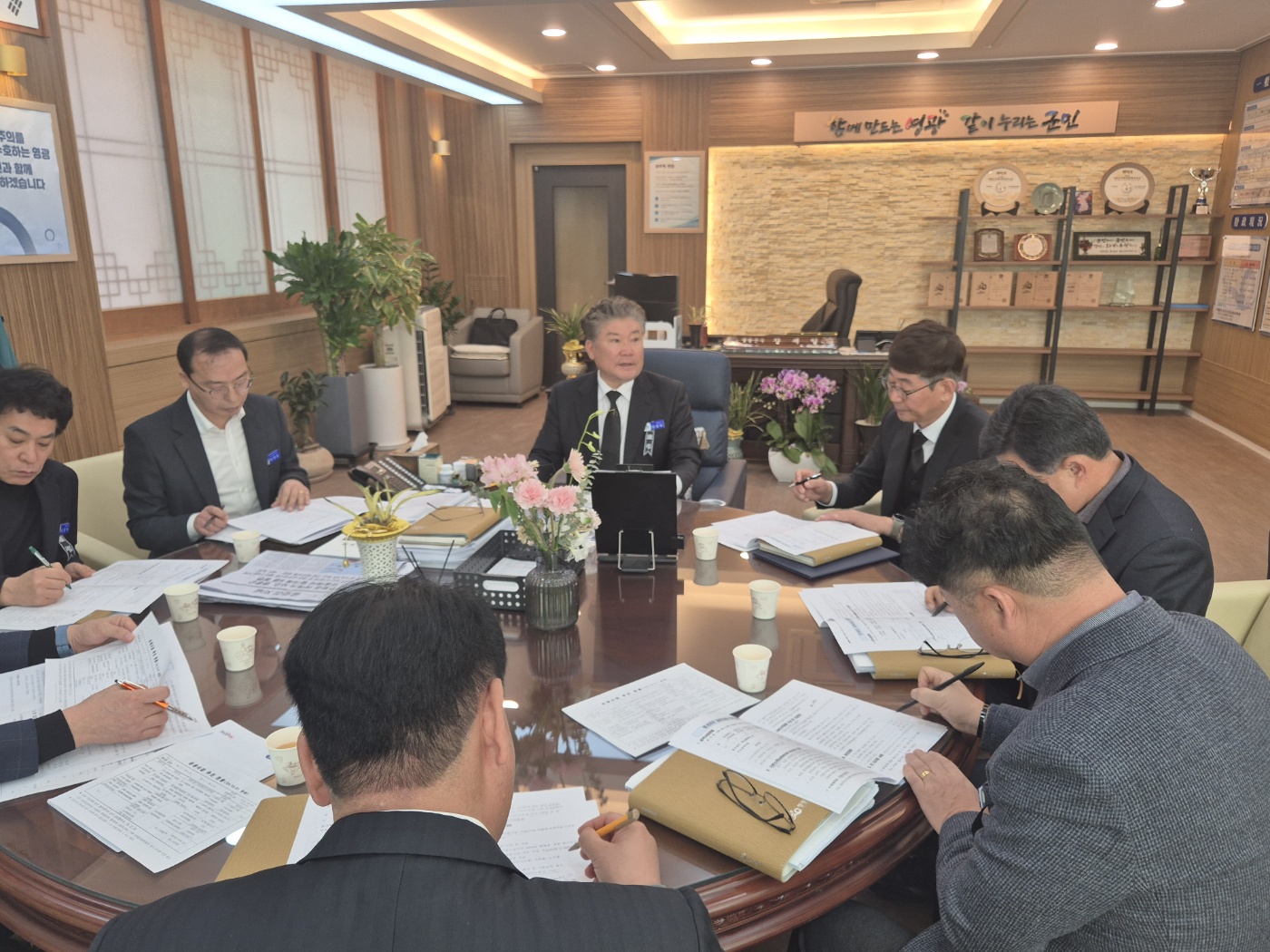 영광군수 2025 을사년“군민 햇빛바람 기본소득 및 이익공유”관련 공약사업 대책회의로 업무 시작