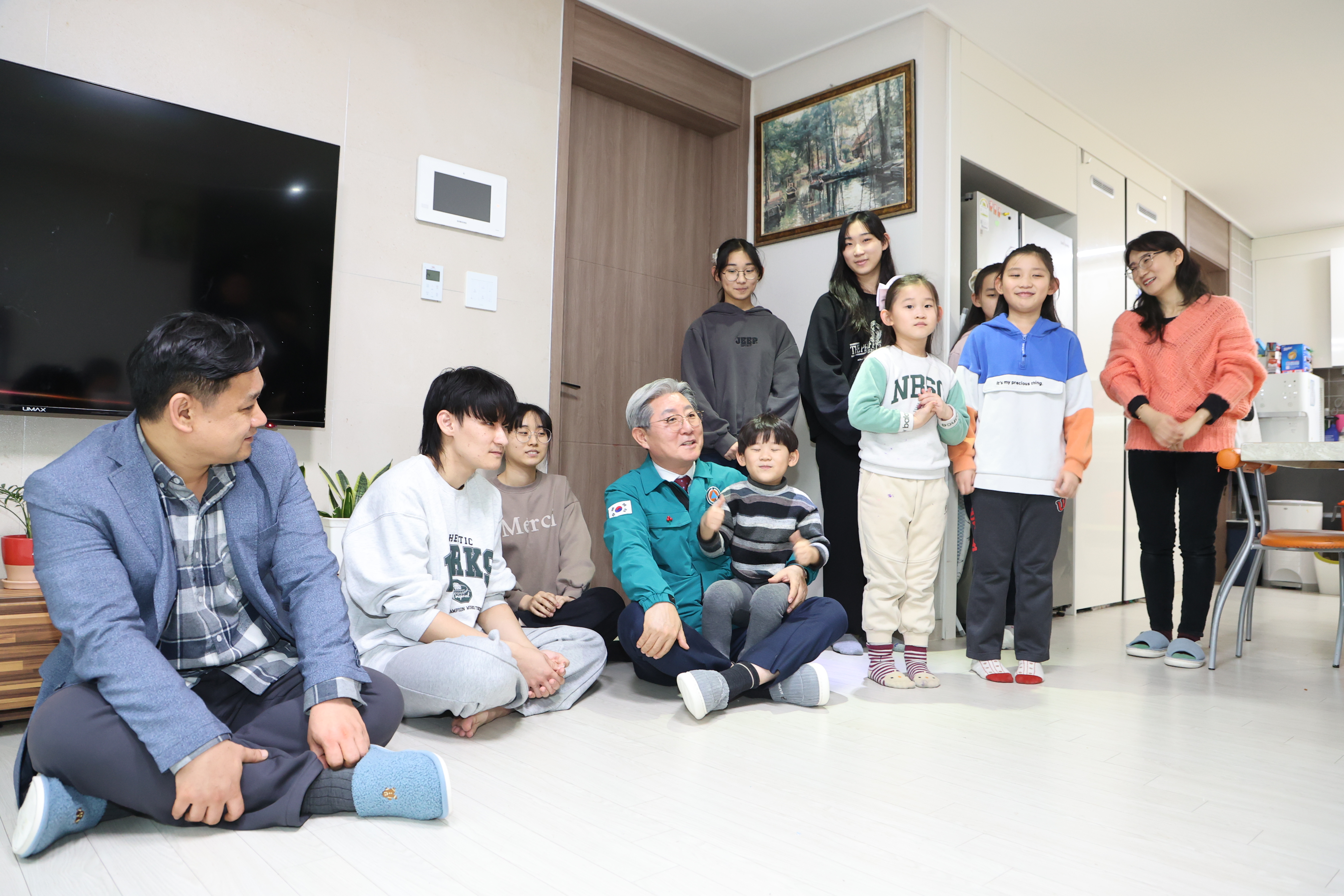 의령군, 전국 최초 두 자녀 이상 18세까지 매월 10만원 지원