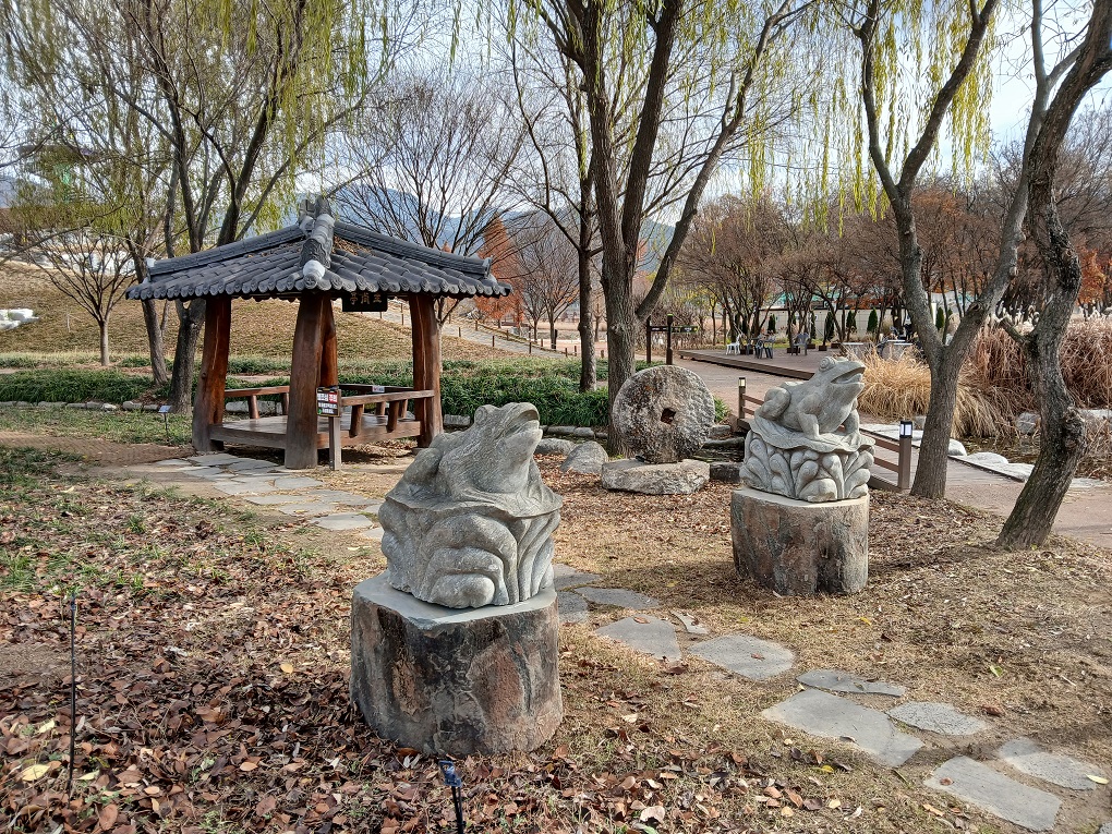 거창창포원 주상면 정원, 조형물 주민 기증으로 새단장