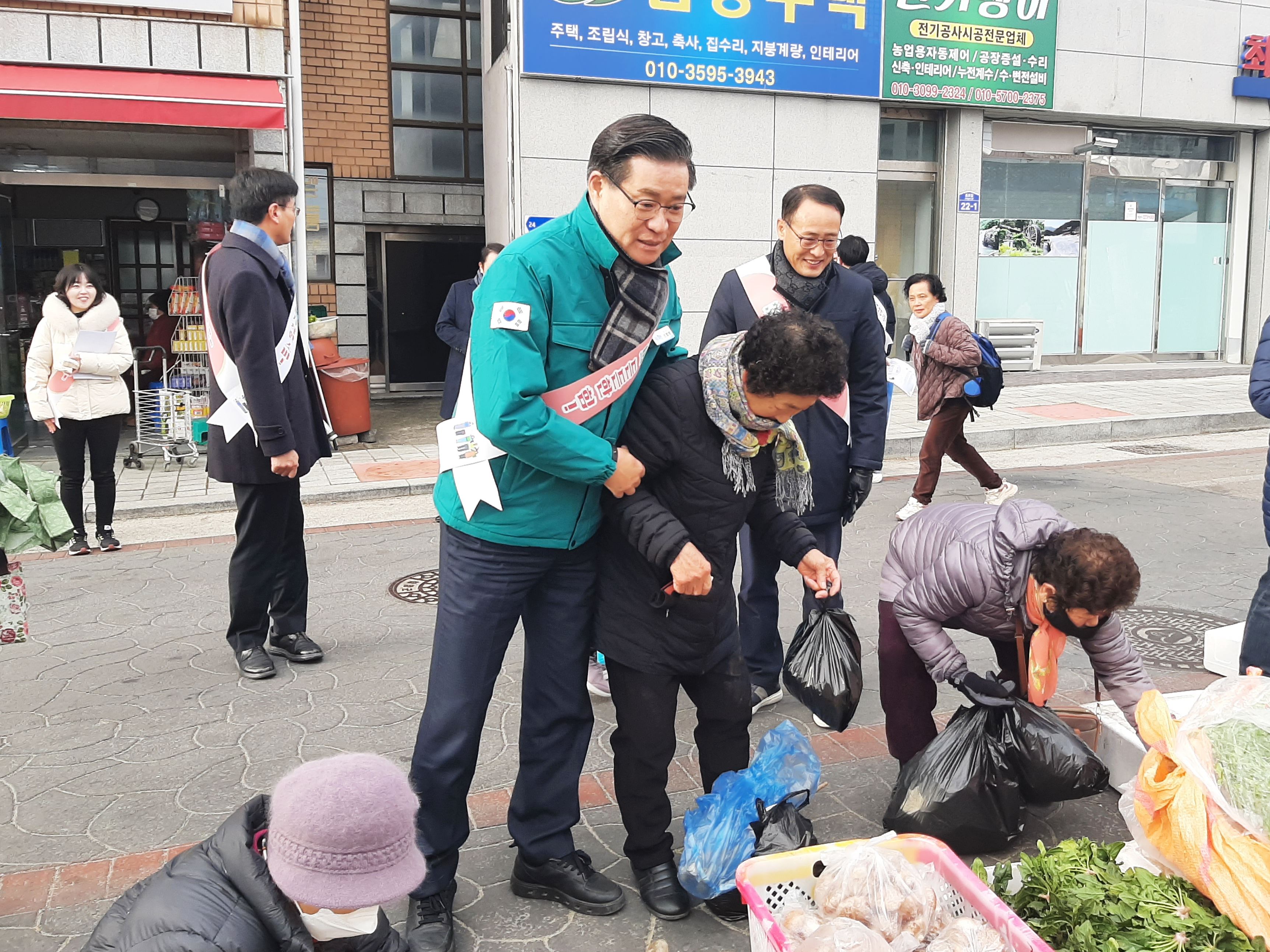 진병영 함양군수, 안의전통시장 등 전통시장 활성화 동참