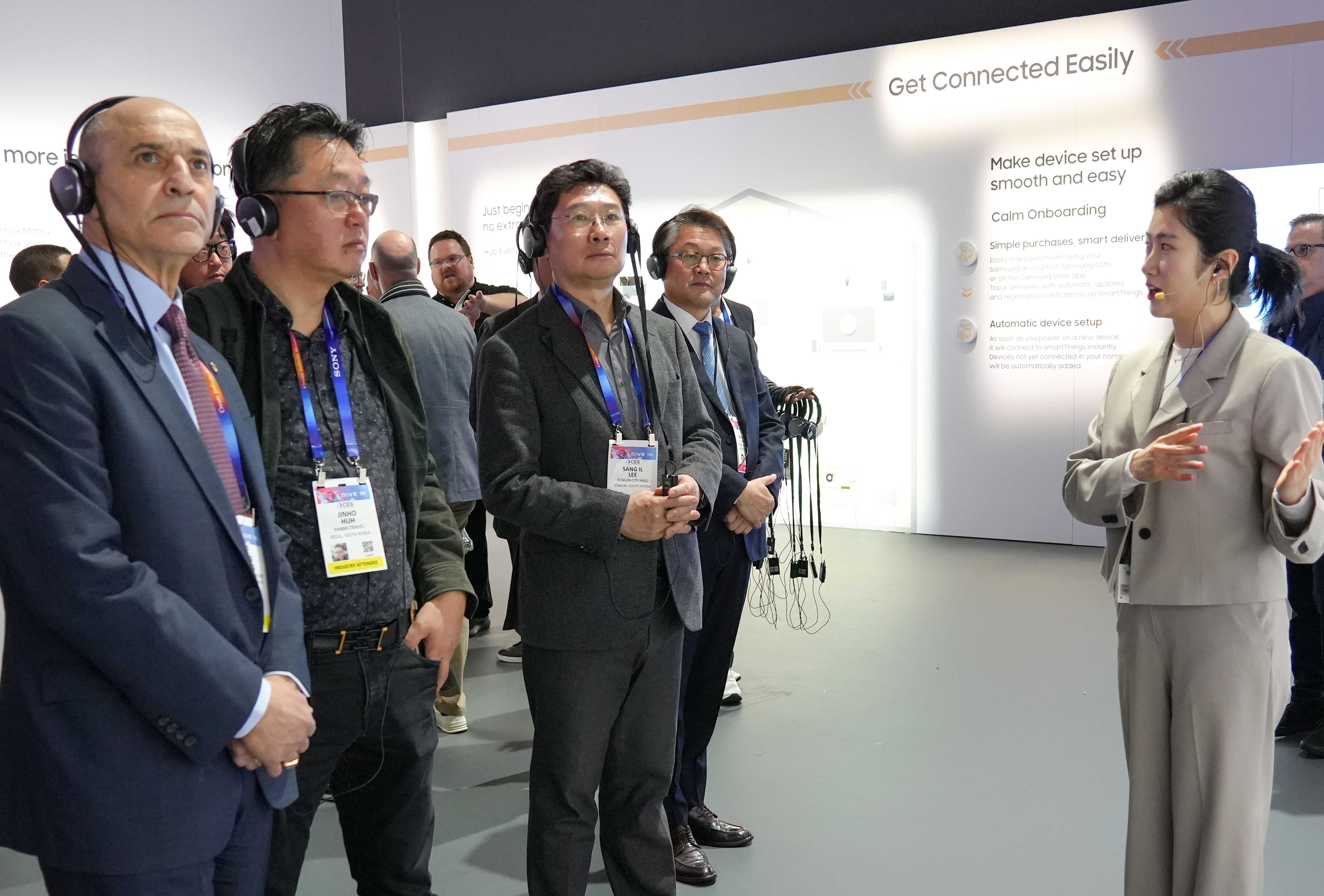 이상일 용인특례시장, ‘CES 2025 용인특례시관’에서 혁신기술 선보인 기업인· 부스 운영 지원 수출인턴 만나 격려
