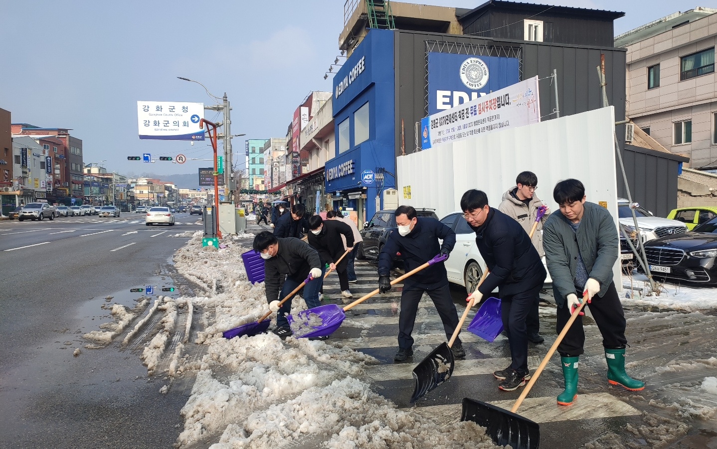 강화군, 공무원 인도 제설작업 실시...군민 안전에 최선