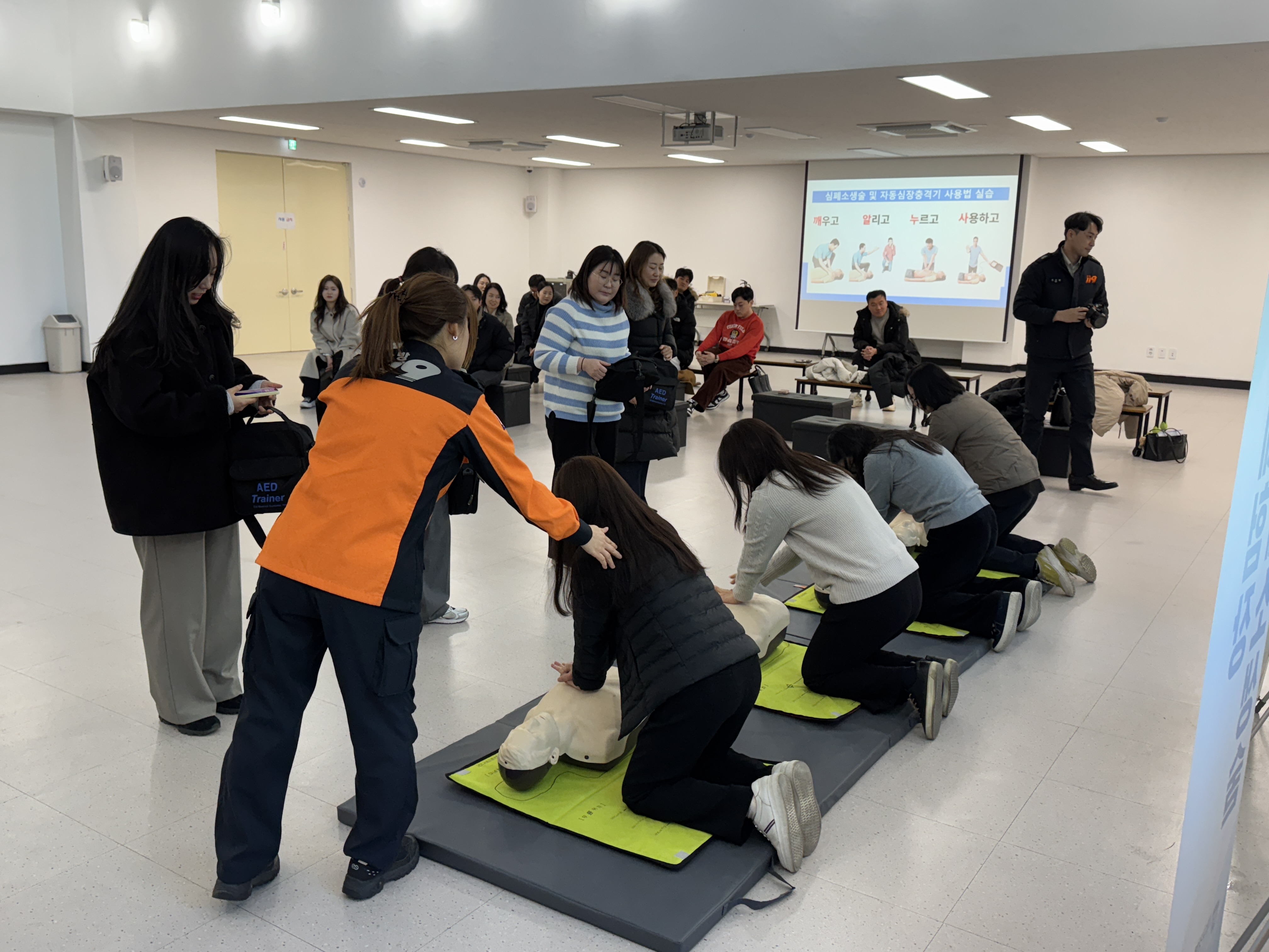 군위군 소속 공무원 대상 심폐소생술과 응급처치 교육 실시