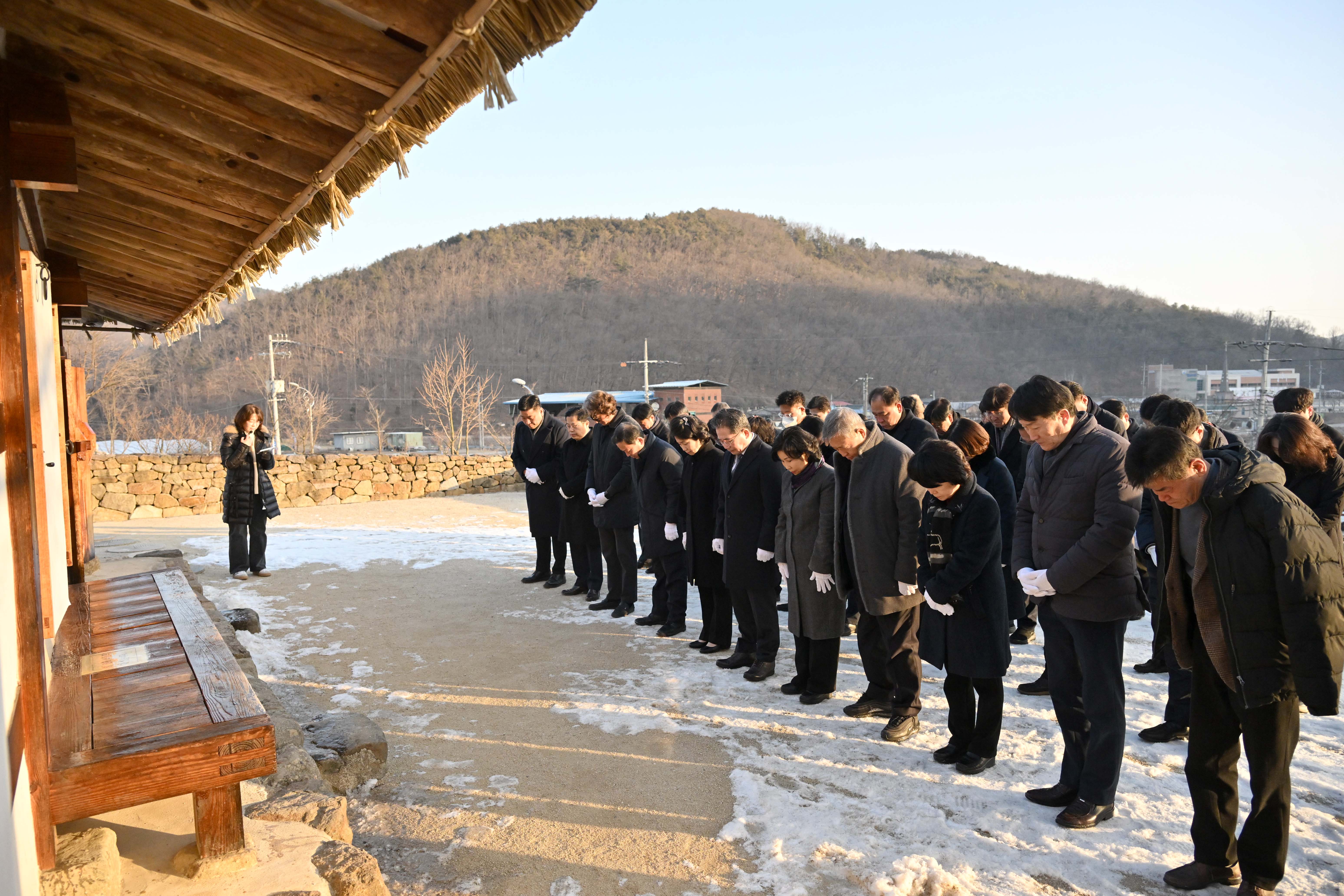 군위군, 김수환 추기경 선종 16주기 추모 참배