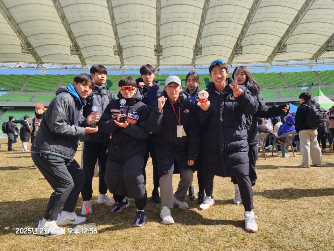 옥천군 육상팀, 2025 대구마라톤대회 단체전 은메달 획득 쾌거!