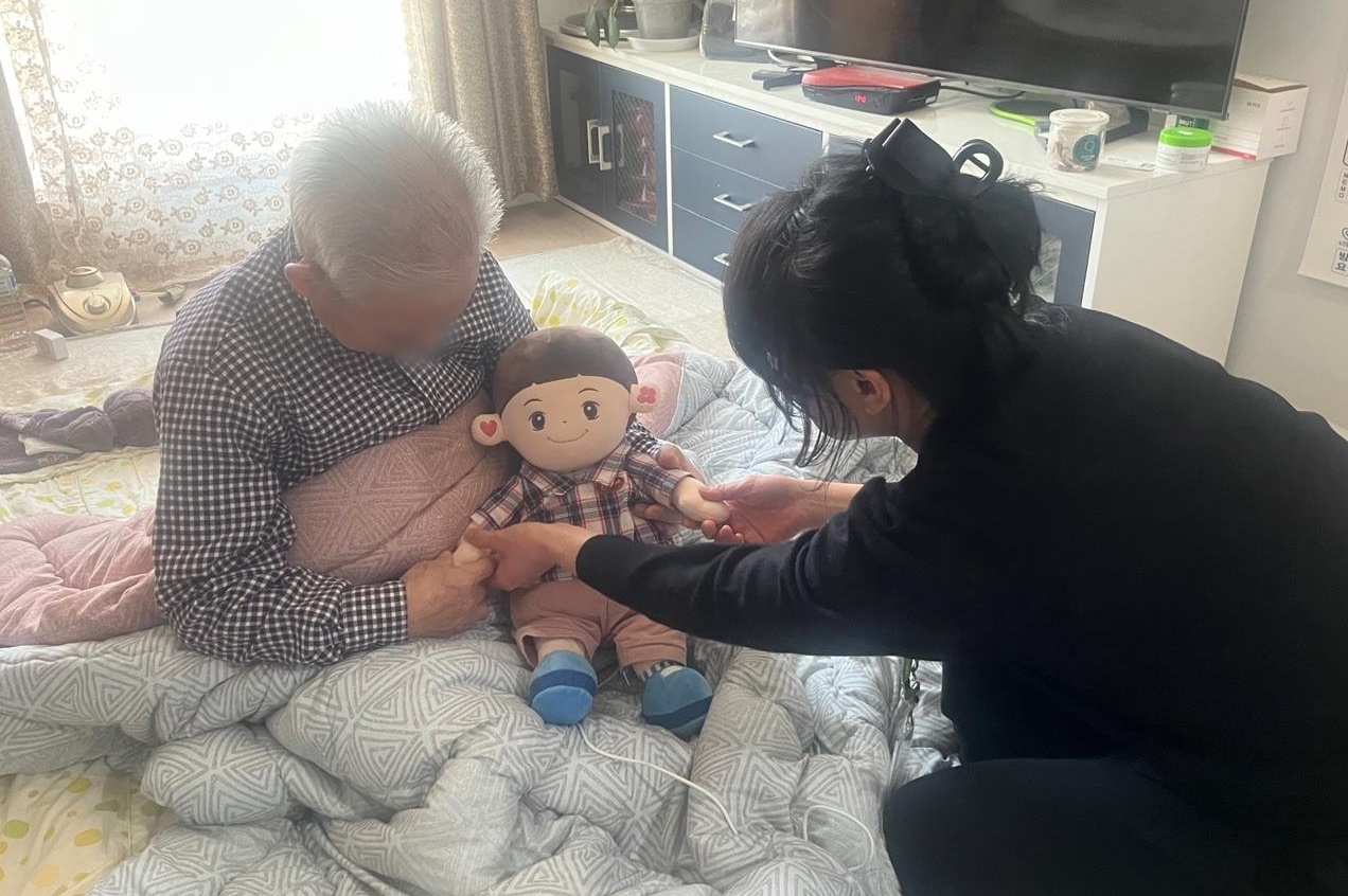 청주시 보건소, 치매어르신에 반려로봇 ‘효돌’ 대여