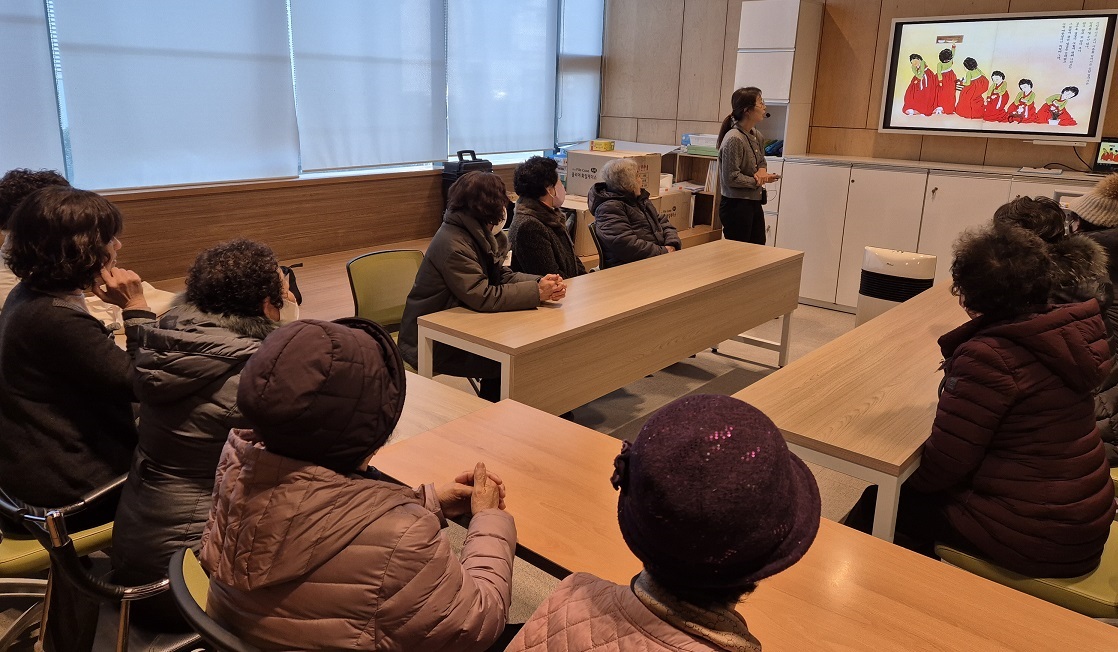 아산시립도서관, 노인 인지강화를 위한 책놀이 ‘노을마중’ 본격 시작