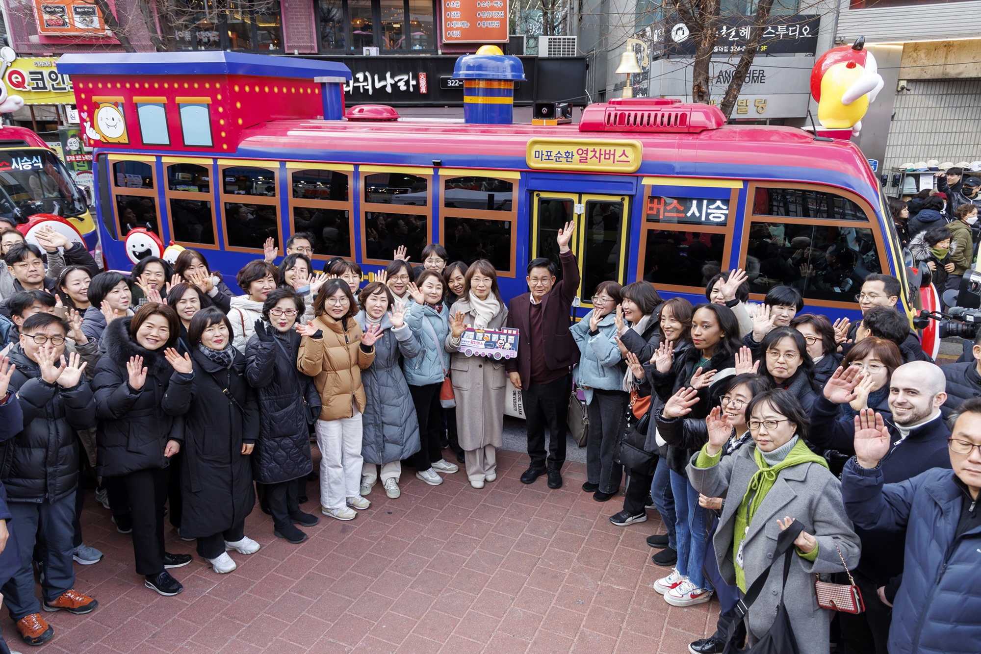 마포구, '마포순환열차버스' 운행…골목상권 활성화 시동