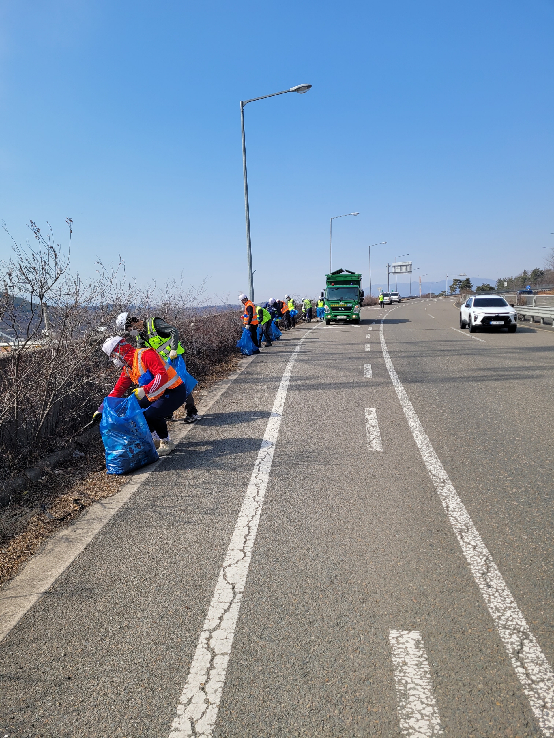 영천시, 도로변 쓰레기 적체구간 합동 환경정비 실시