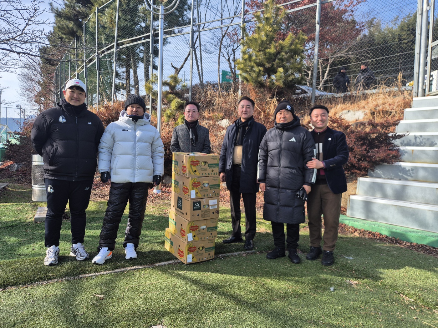 하동군수협, 동계 전지훈련 선수단 찾아 격려 고·대학부 축구팀에 격려품 전달…하동군 및 체육회도 훈련 현장점검