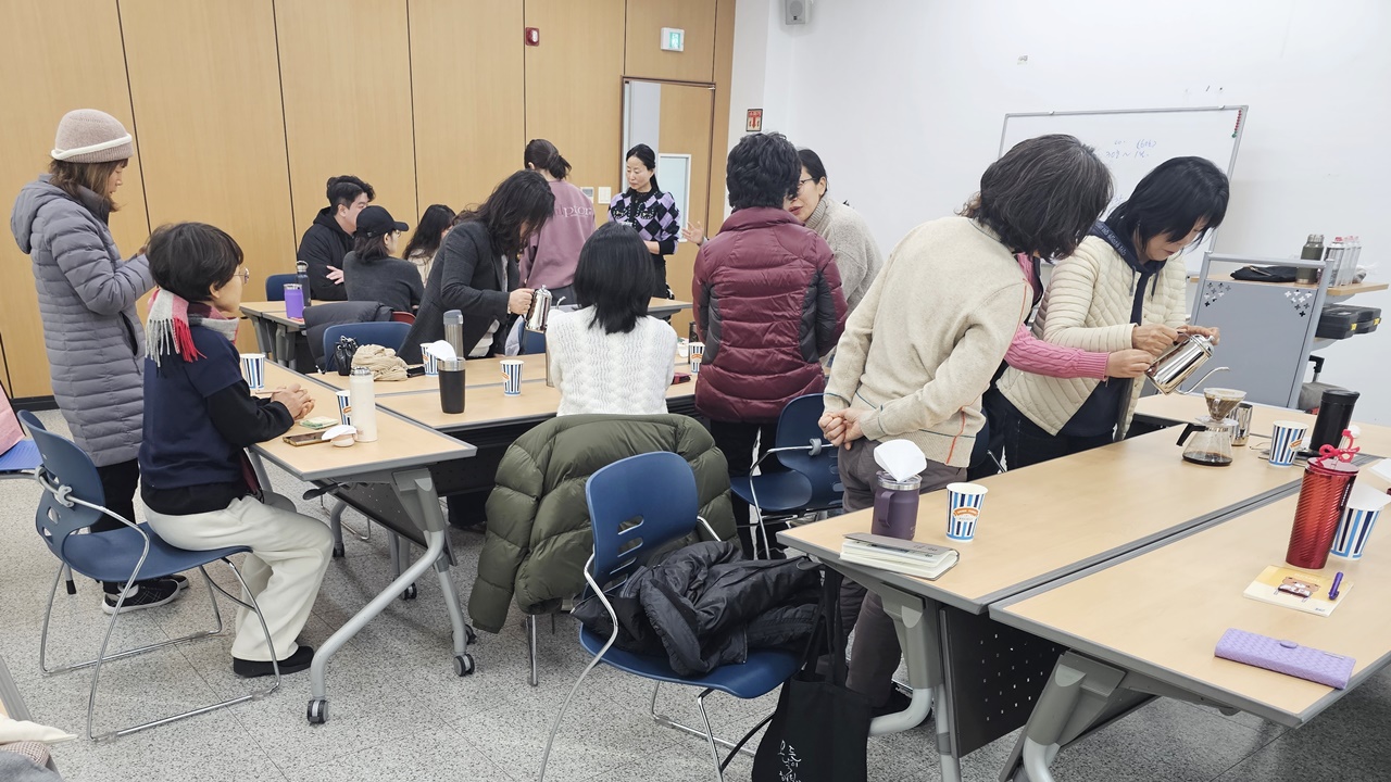 함안군립 칠원도서관, 2월 원데이클래스 ‘핸드드립 체험’ 성료